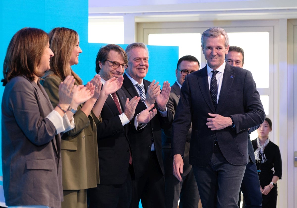 Alfonso Rueda junto a su equipo de gobierno este lunes en Santiago durante el acto 'Estilo Galicia'