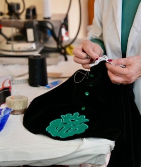 Imagen secundaria 2 - Sobre estas líneas, Luisa Peral, Mabel en el taller vallisoletano 'El dedal de Castilla' y detalle de uno de los trabajos realizados por Rosa López