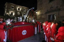 Las imágenes del Cristo de los Ángeles con sus cofrades de túnica roja por las calles de Toledo