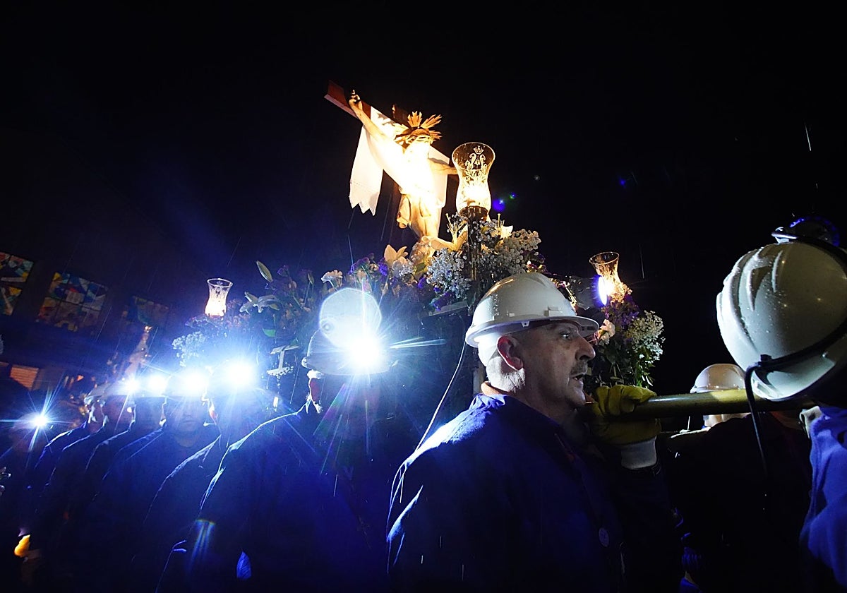 Procesión del Cristo de los Mineros y Encuentro con la Virgen Dolorosa de Caboalles de Abajo (León), en una imagen de archivo