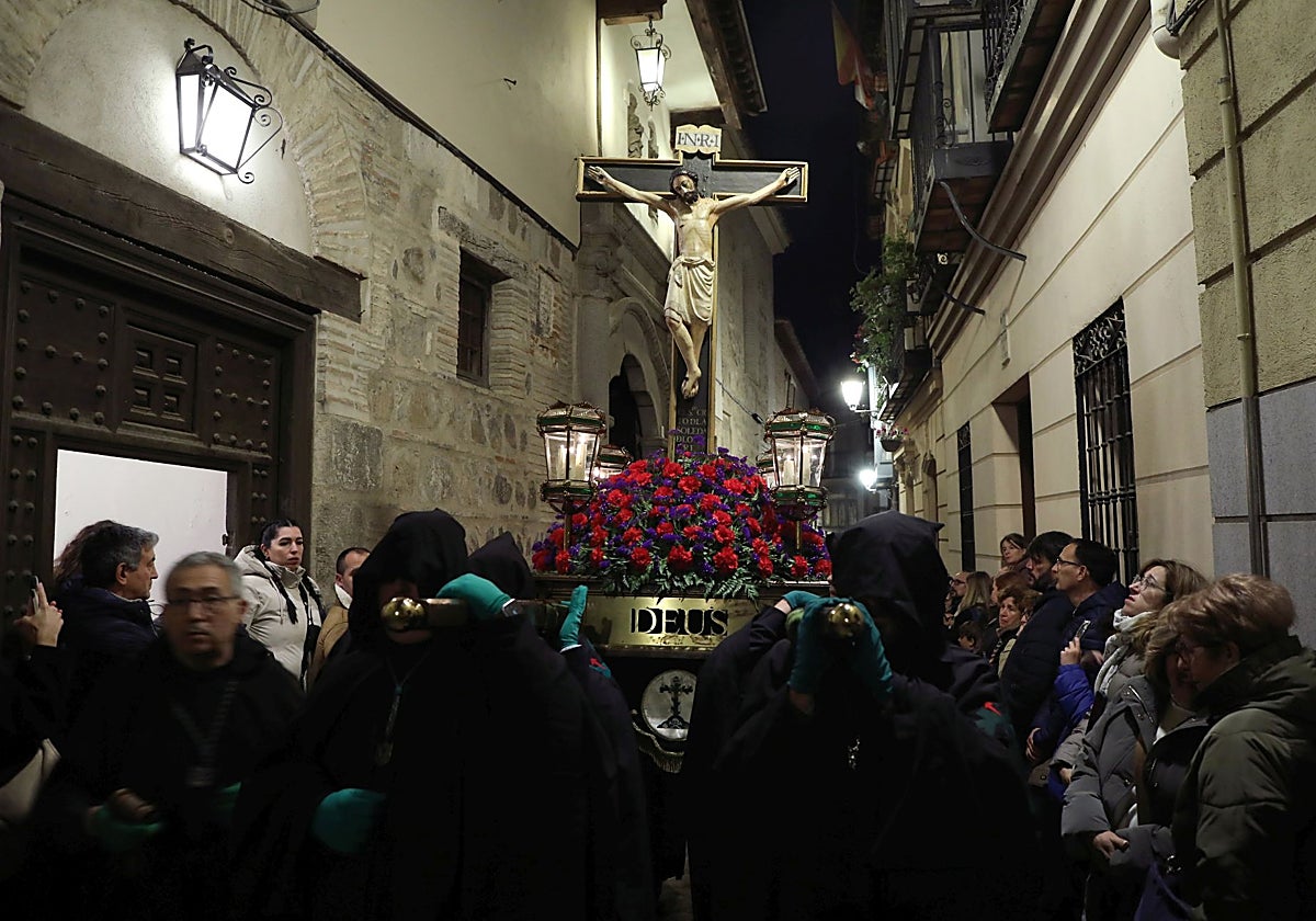 Las imágenes del Cristo de la Misericordia y Soledad de los Pobres por las calles de Toledo