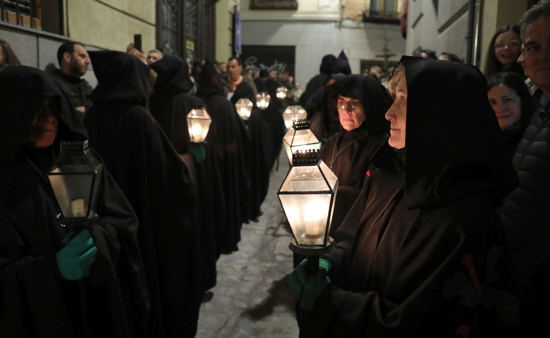 Las imágenes del Cristo de la Misericordia y Soledad de los Pobres por las calles de Toledo