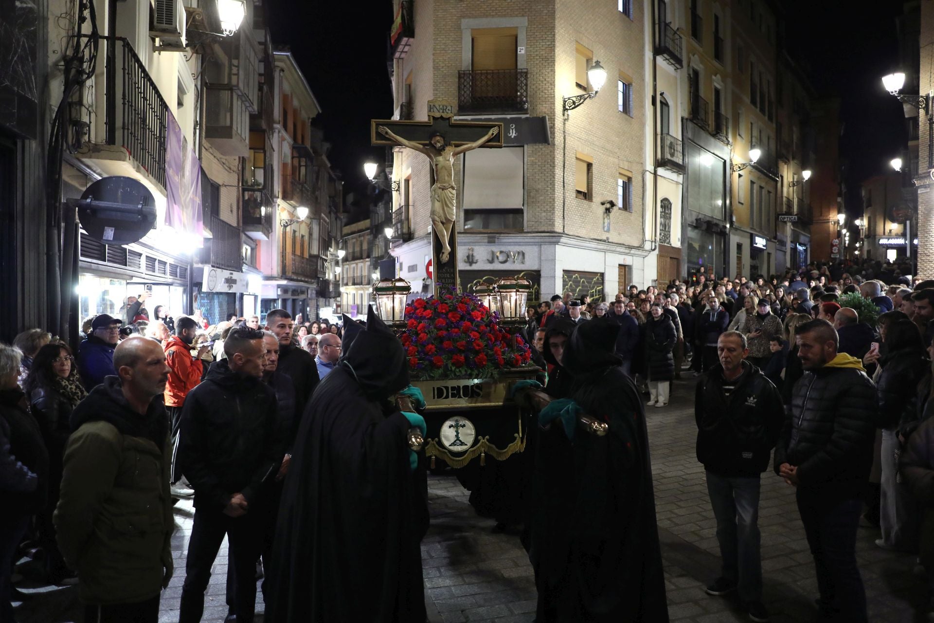 Las imágenes del Cristo de la Misericordia y Soledad de los Pobres por las calles de Toledo
