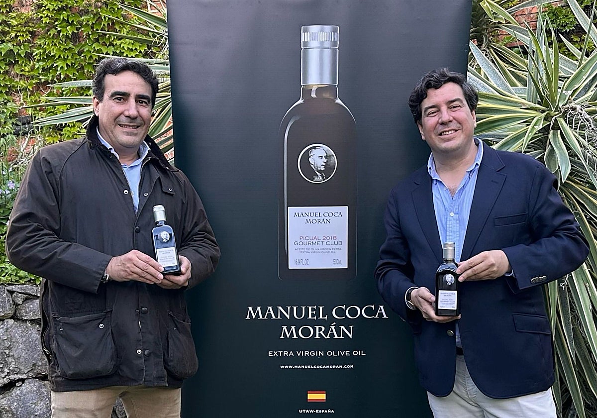 Los hermanos Coca Serrano durante la presentación del premio recibido a su aceite en EE.UU.