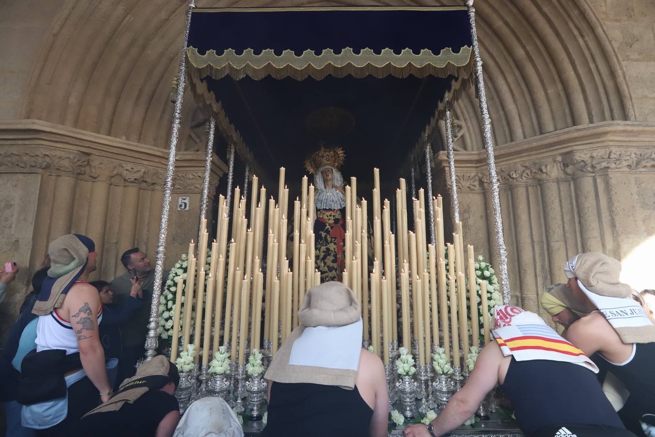 La hermandad del Calvario en el Miércoles Santo de Córdoba, en imágenes