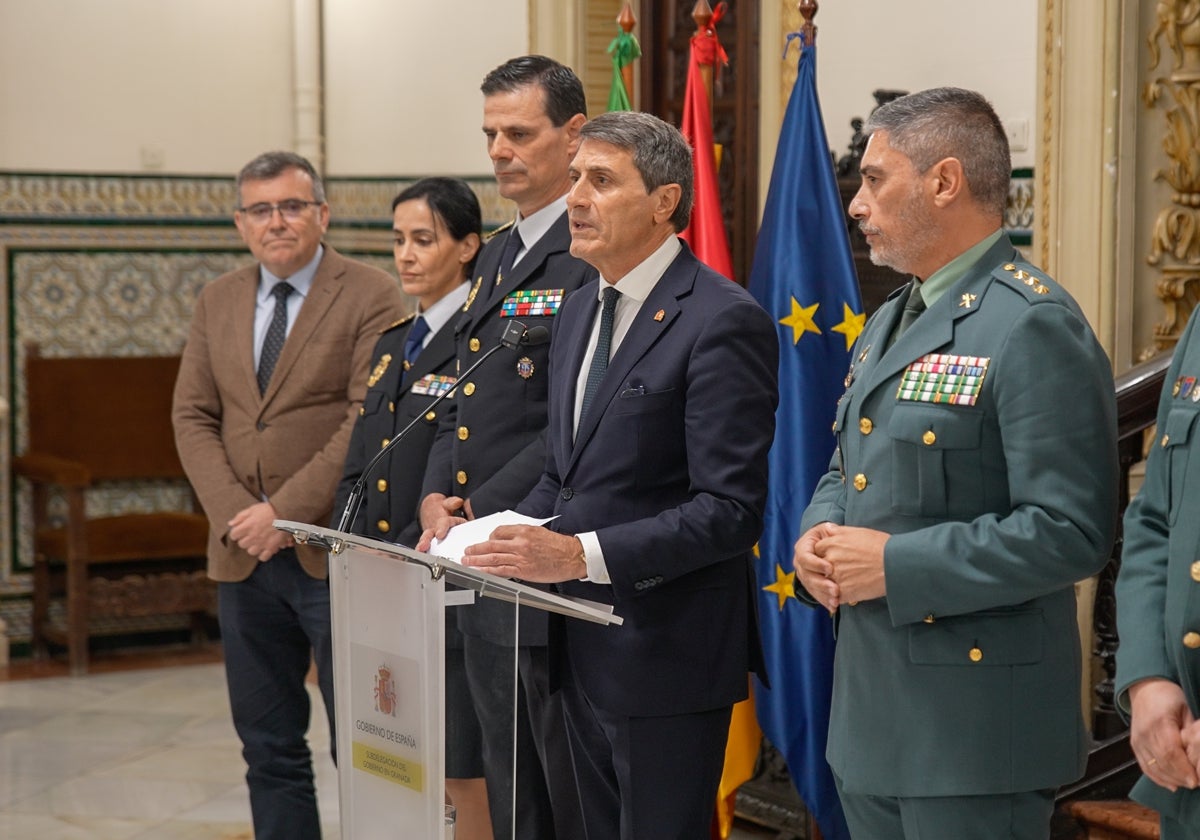 El coronel Ramón María Clemente durante la exposición a los medios de la operación en Granada
