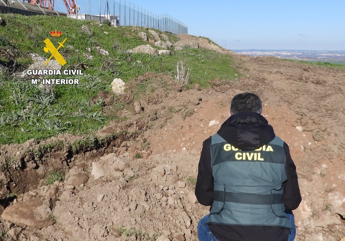 La Guardia Civil inspecciona el terreno en el yacimiento de El Viso, en Zamora