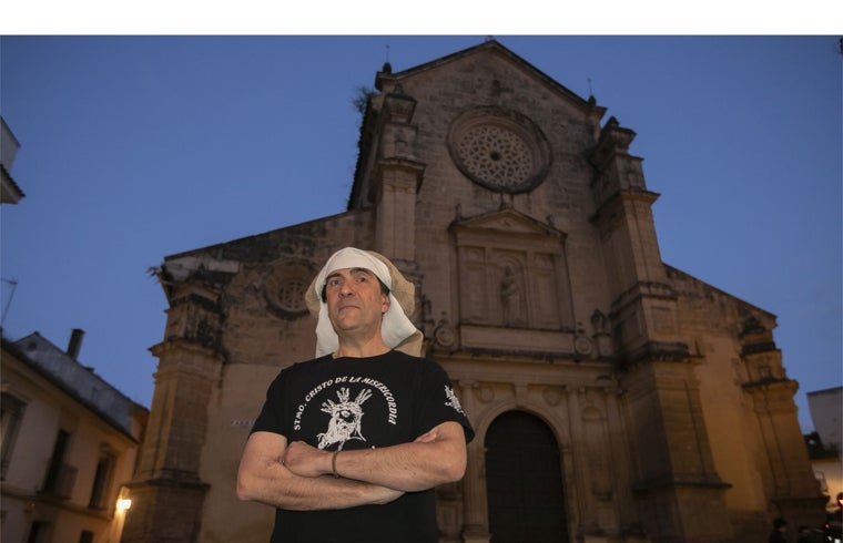 Julio Lucena, con el costal, ante la fachada de San Pedro