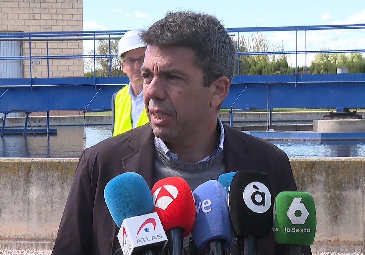 Imagen de Carlos Mazón durante la atención a periodistas en Algemesí