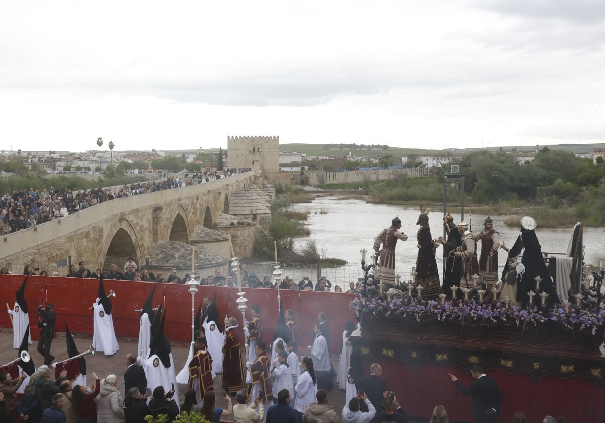 El misterio del Perdón llegando a la entrada de la carrera oficial por el Puente Romano