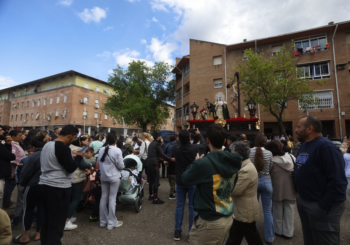 Vecinos de Las Palmeras contemplan a la imagen titular de la hermandad este Miércoles Santo
