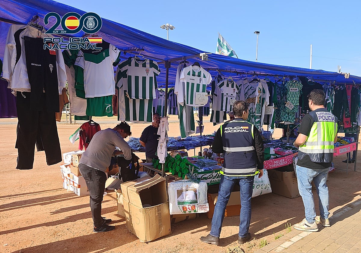 Los agentes en el registro de uno de los puestos ambulantes que vendía prendas falsificadas del Córdoba CF