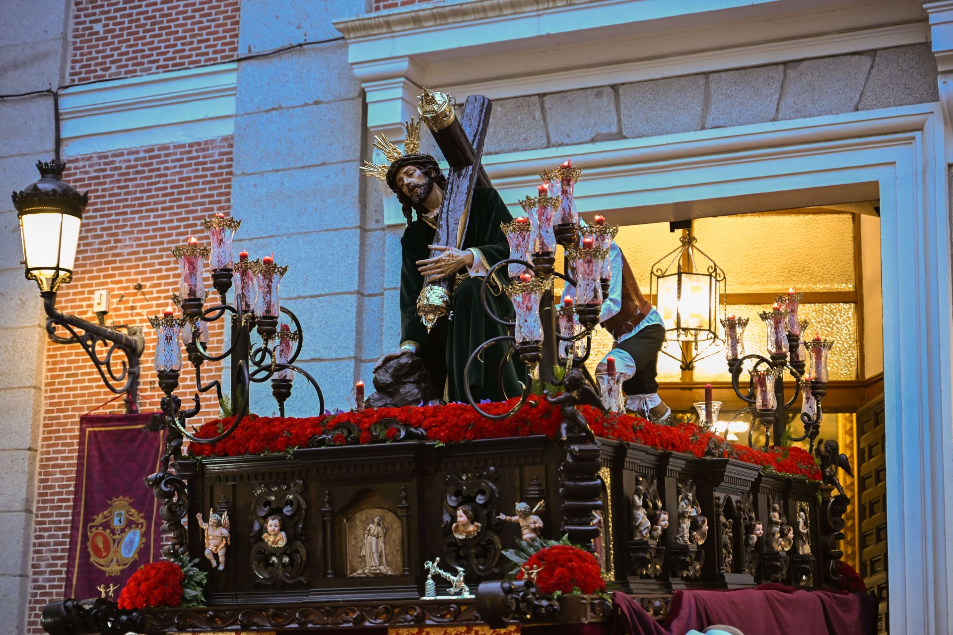 El Santísimo Cristo de las Tres Caídas sale de la parroquia de Santiago y San Juan Bautista.