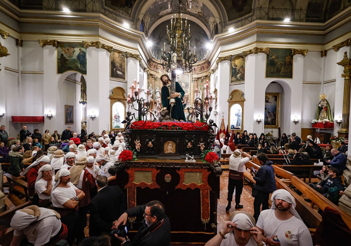El Cristo de las Tres Caídas, esta tarde, justo antes de salir de su tiempo