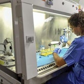 Una investigadora en uno de los centros financiados por la fundación Cellex en Barcelona