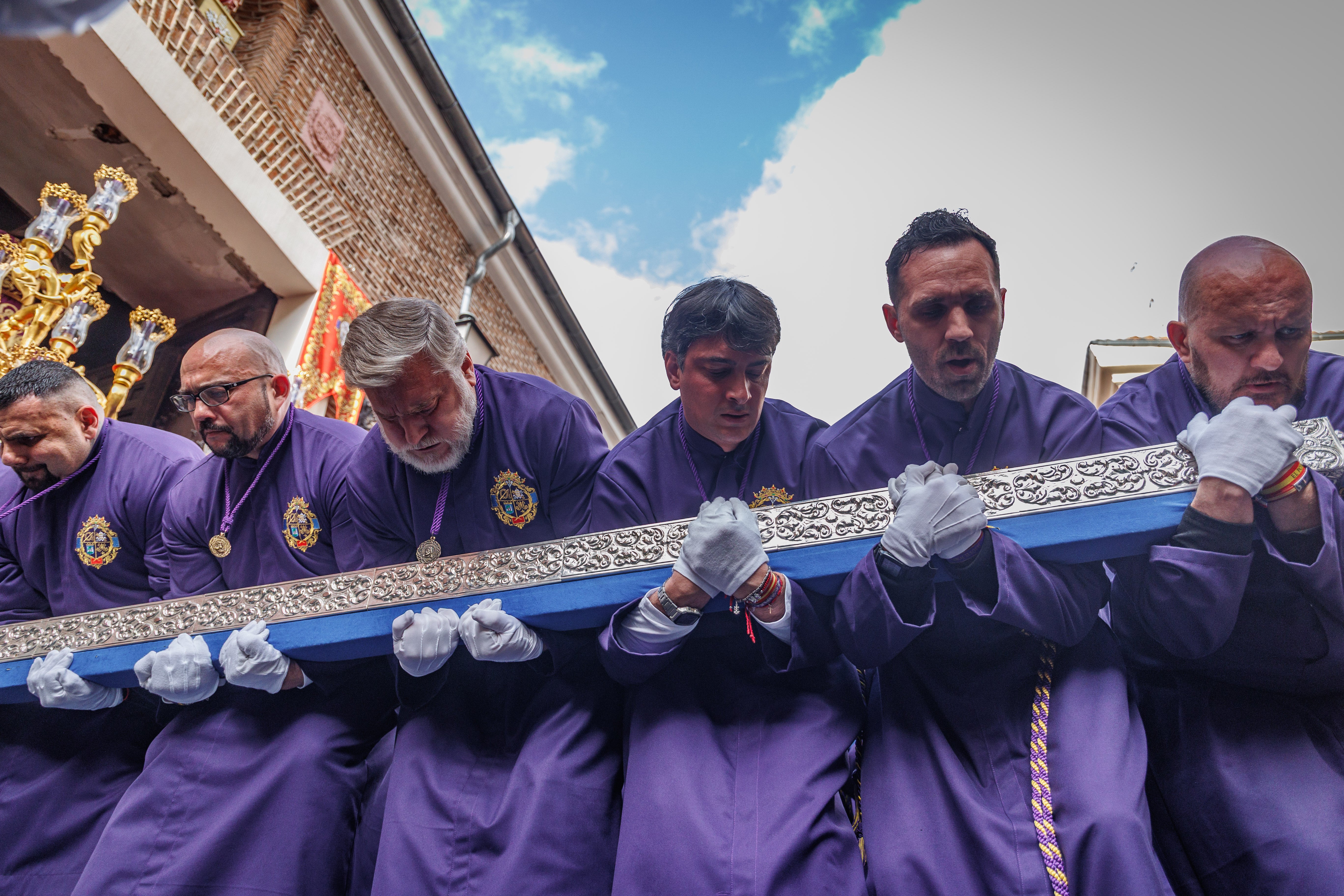 Costaleros sacan el paso de Jesús del Gran Poder de su Iglesia en Madrid