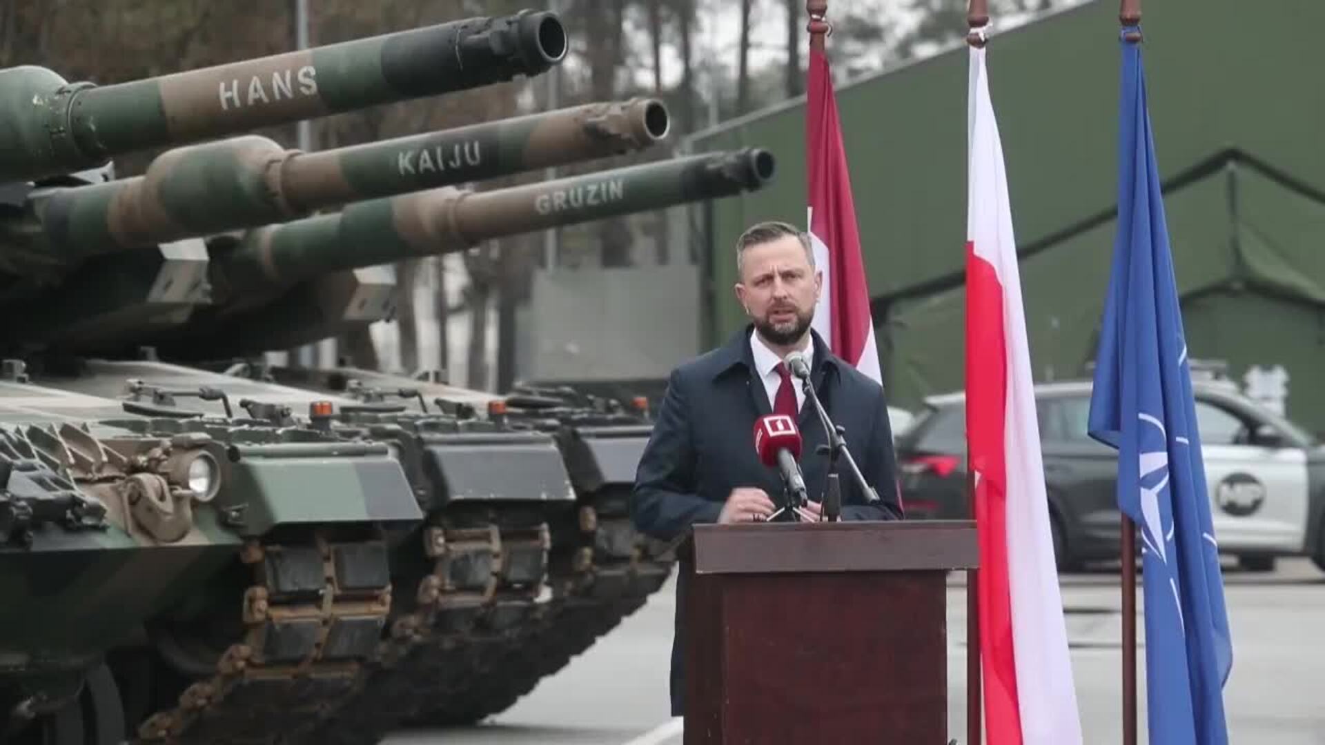 Los ministros de Defensa de Letonia y Polonia refuerzan lazos en base militar de Adazi