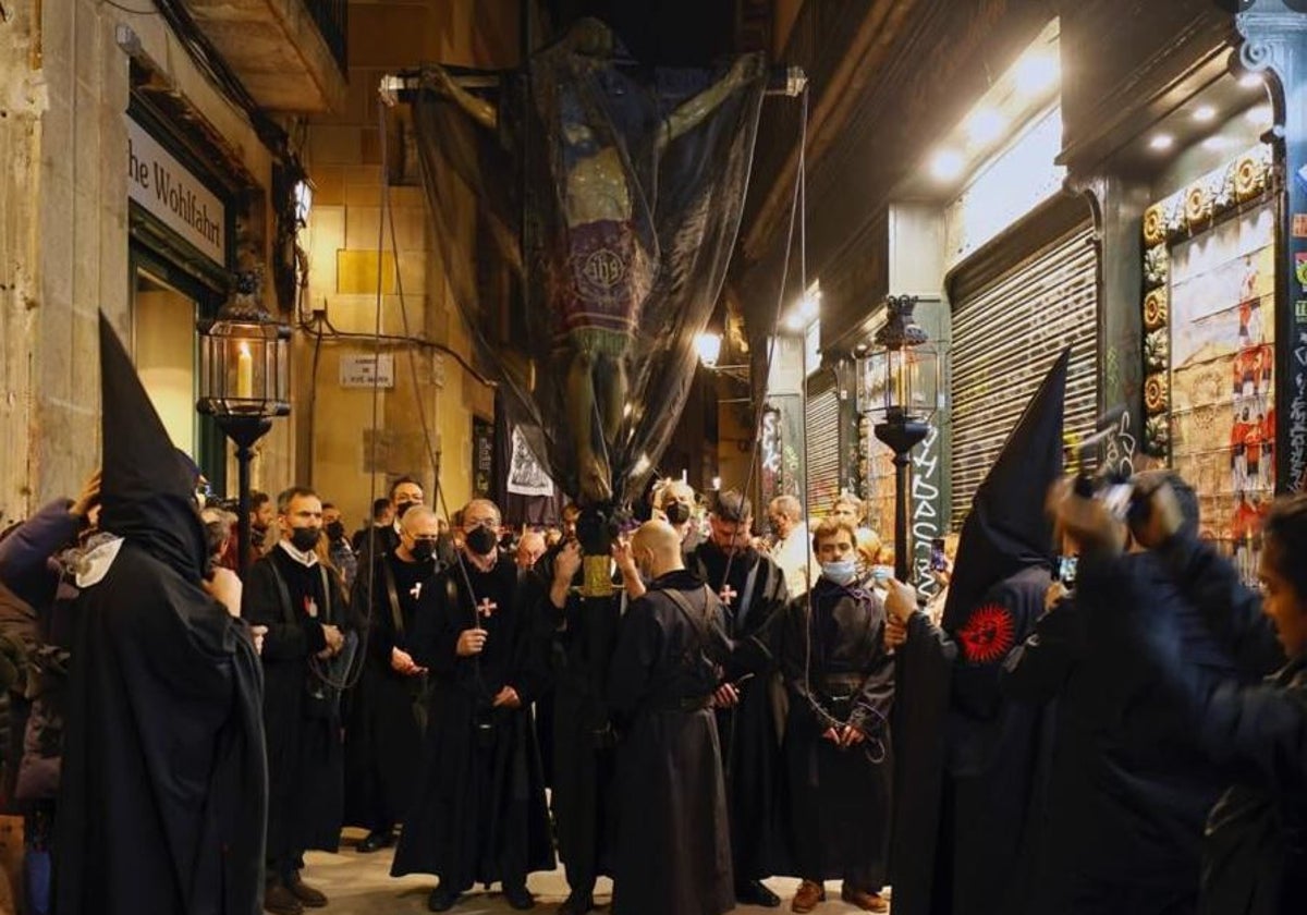 El viacrucis se celebra por las calles del Gótico