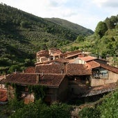 El pueblo 'negro' de Extremadura con casas de pizarra y cascadas