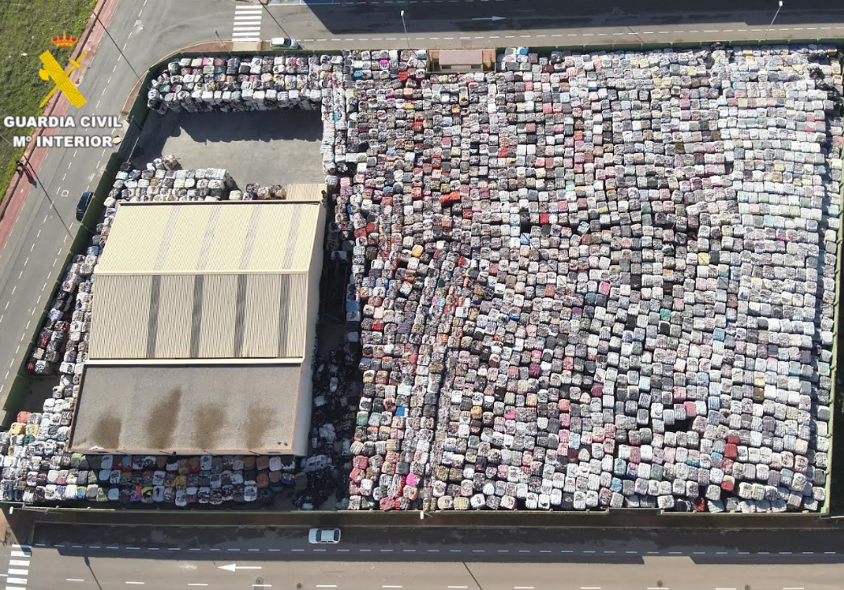 Imagen de una de las naves de Almassora con los residuos sin tratar