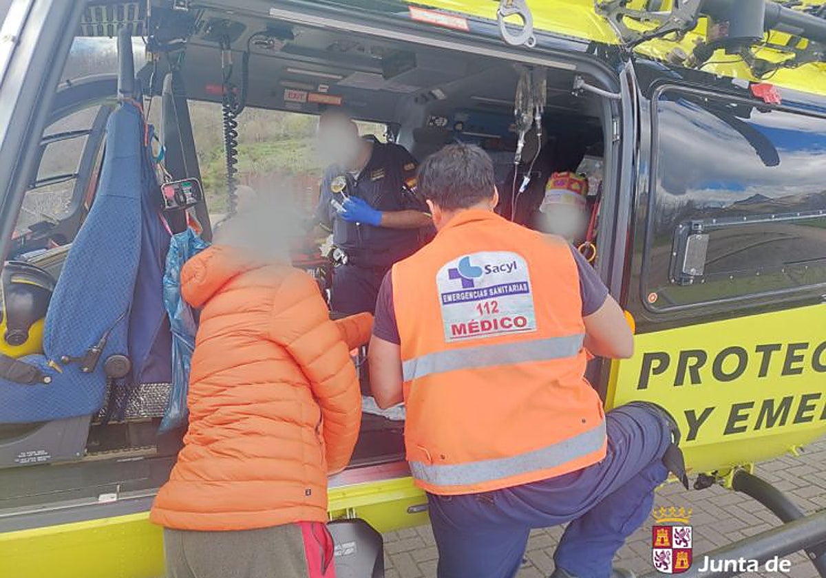 Servicios de Emergencia, con el herido