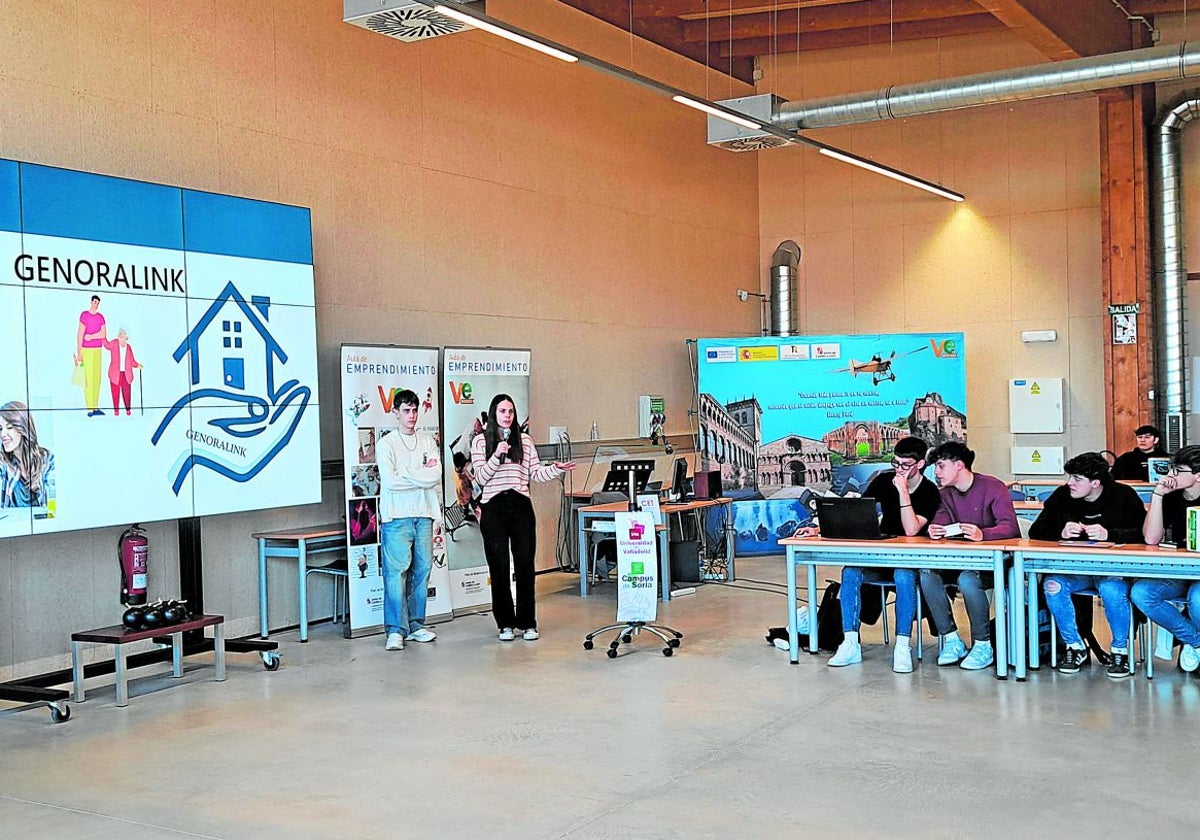 Noelia y Héctor defienden su proyecto de vivienda compartida en el marco de las jornadas 'Aprendo y Emprendo'