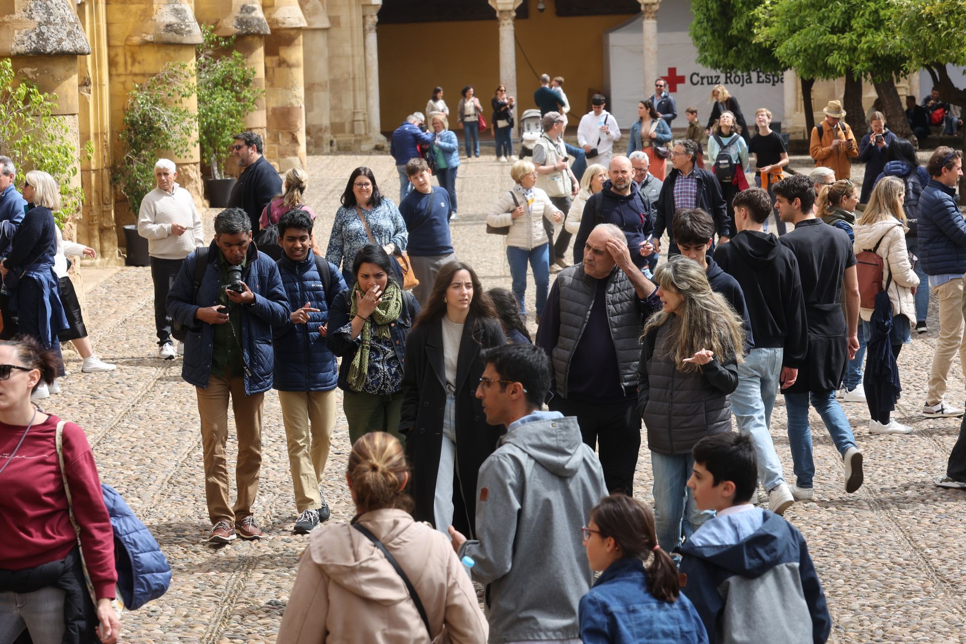 El ambiente del turismo este Jueves Santo en Córdoba, en imágenes