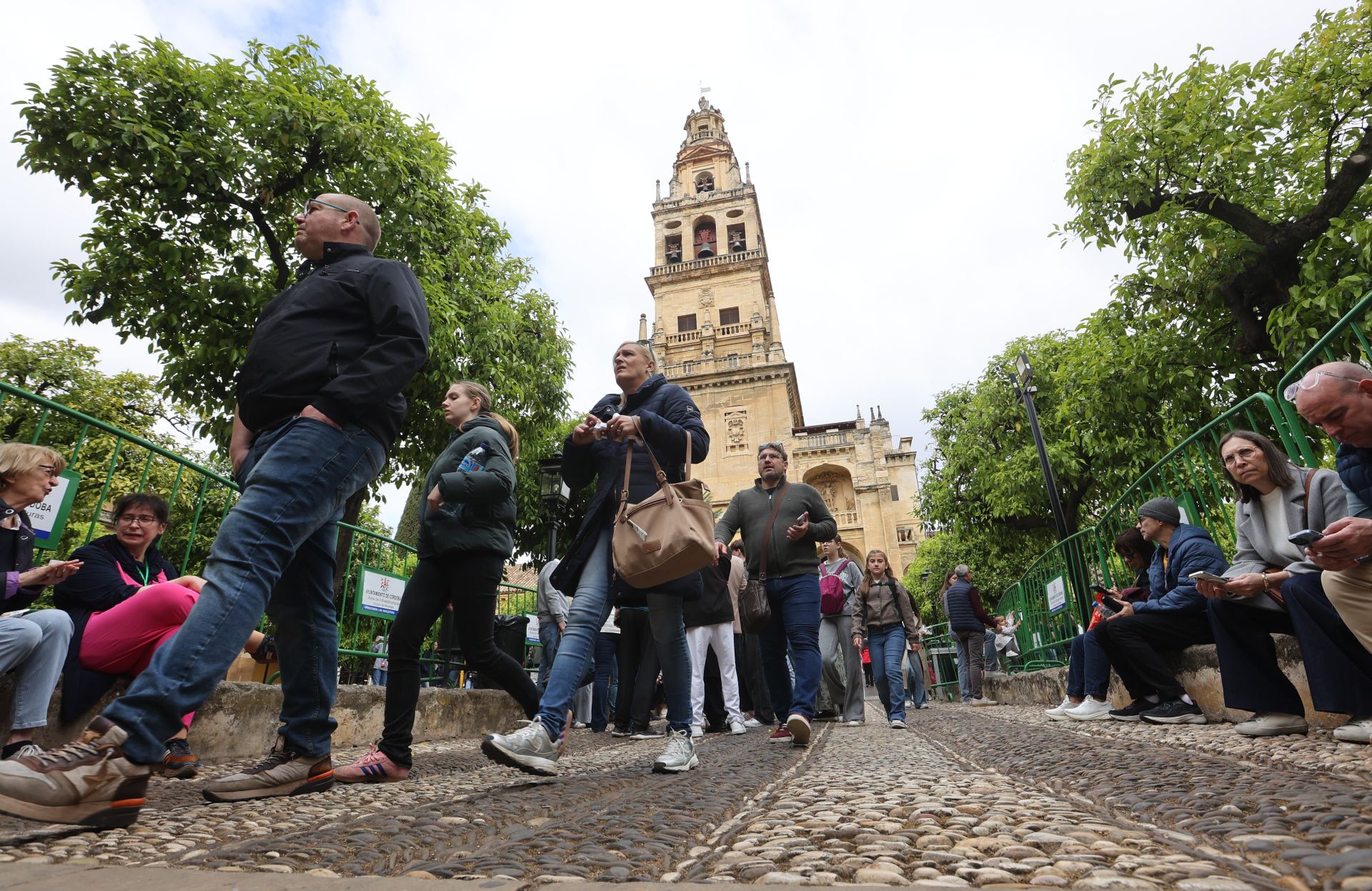 El ambiente del turismo este Jueves Santo en Córdoba, en imágenes