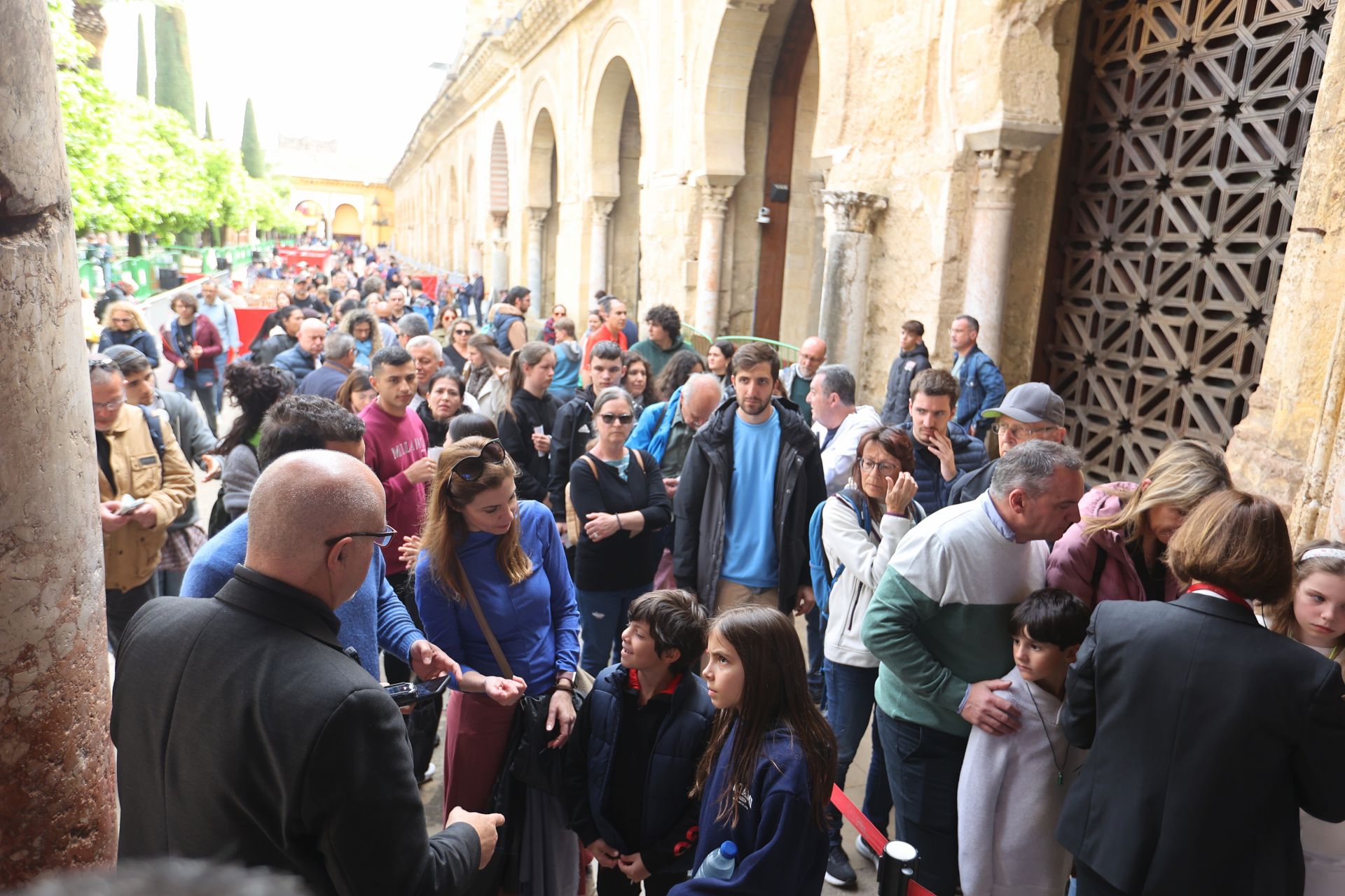 El ambiente del turismo este Jueves Santo en Córdoba, en imágenes