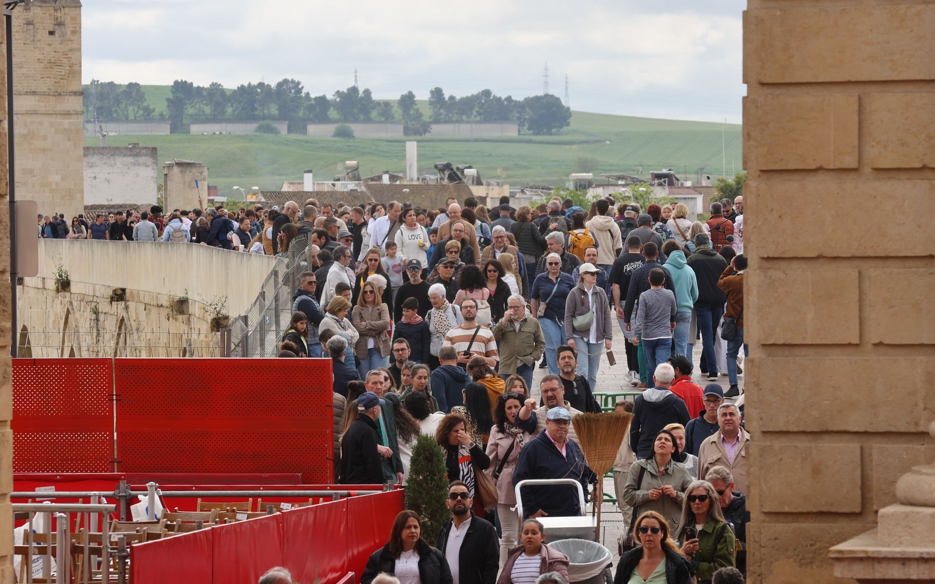 El ambiente del turismo este Jueves Santo en Córdoba, en imágenes