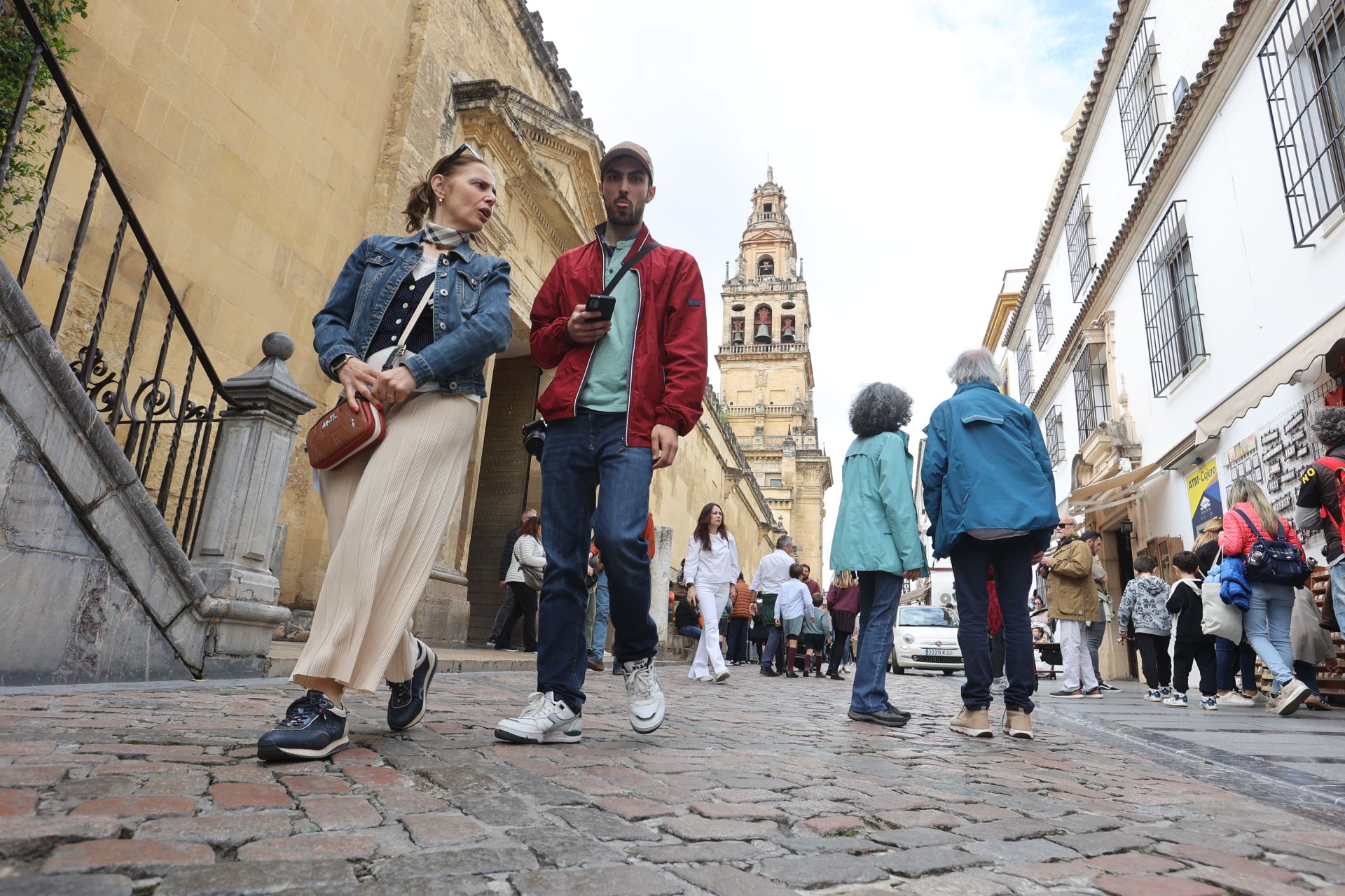 El ambiente del turismo este Jueves Santo en Córdoba, en imágenes