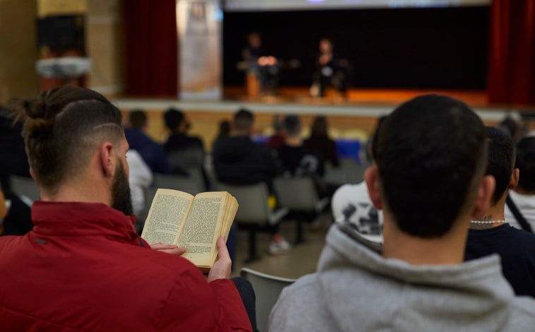 Imagen principal - A la fiesta de la lectura acudieron unas 90 personas. 60 de los participantes eran internos de 12 módulos