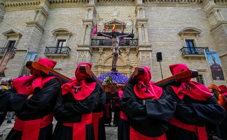 Imagen principal - Sobre estas líneas, Procesión del Cristo de la Luz en Valladolid, Procesión de la Hermandad del Cristo del Amor y de la Paz en Salamanca con las imágenes del Santísimo Cristo del Amor y la Paz y de María Nuestra Madre y Procesión de la Sagrada Cena organizada por la Hermandad Sacramental de Santa Marta y de la Sagrada Cena en León