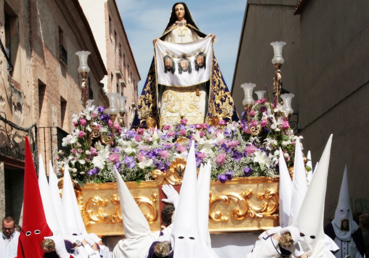 La Cofradía de la Santa Mujer Verónica desfila junto a otras cinco el Viernes Santo por la mañana