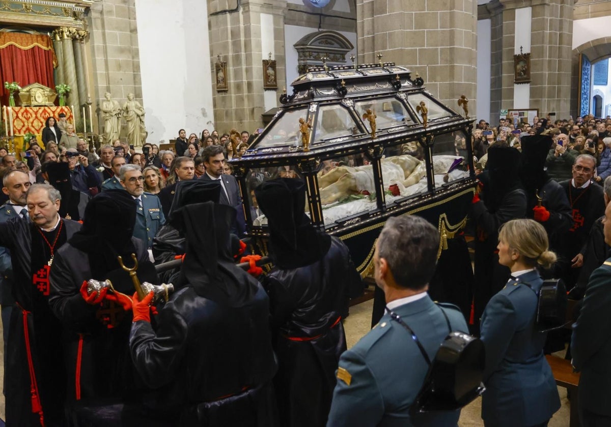 El mal tiempo obligó a celebrar el Santo Entierro en interiores, en Ferrol