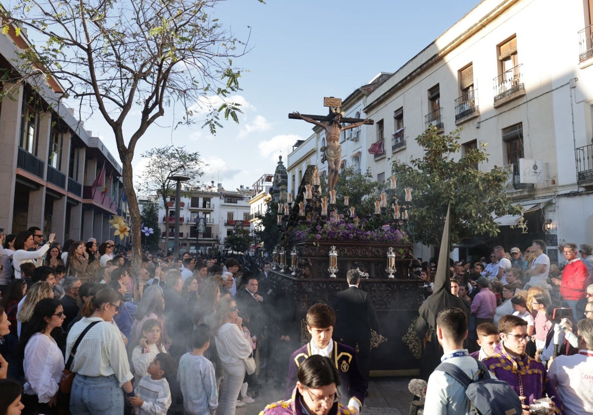 El Cristo de la Expiración avanza por la calle Capitulares
