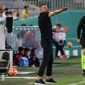 Iván Ania dirige a los suyos durante un partido en El Arcángel