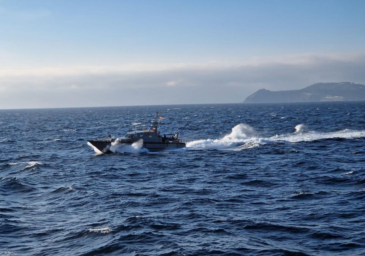 El 'Isla de León' en aguas del estrecho de Gibraltar