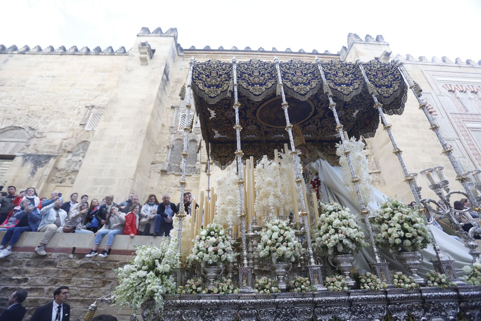 Las imágenes del regreso de la Merced el Sábado Santo de Córdoba, en imágenes