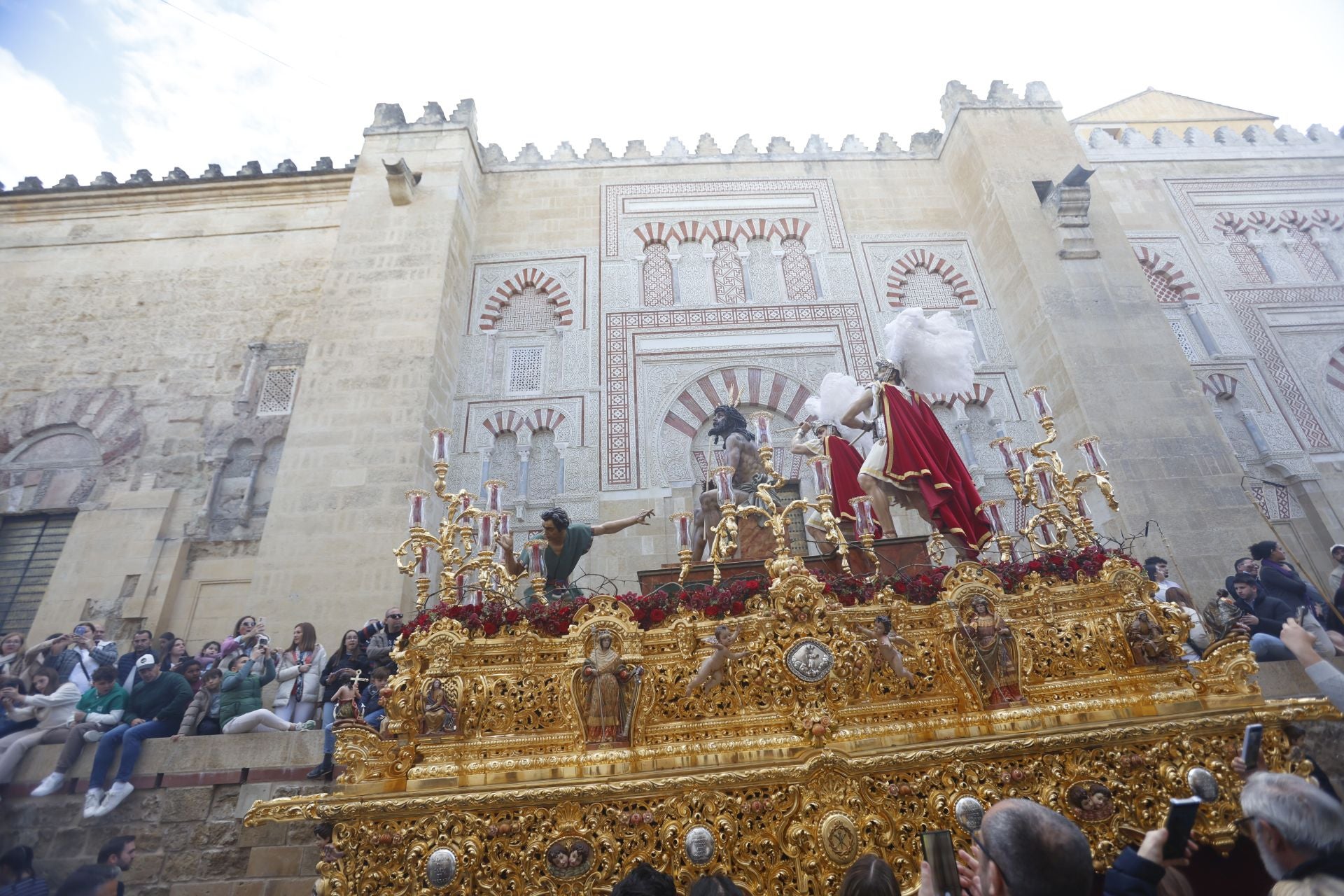 Las imágenes del regreso de la Merced el Sábado Santo de Córdoba, en imágenes