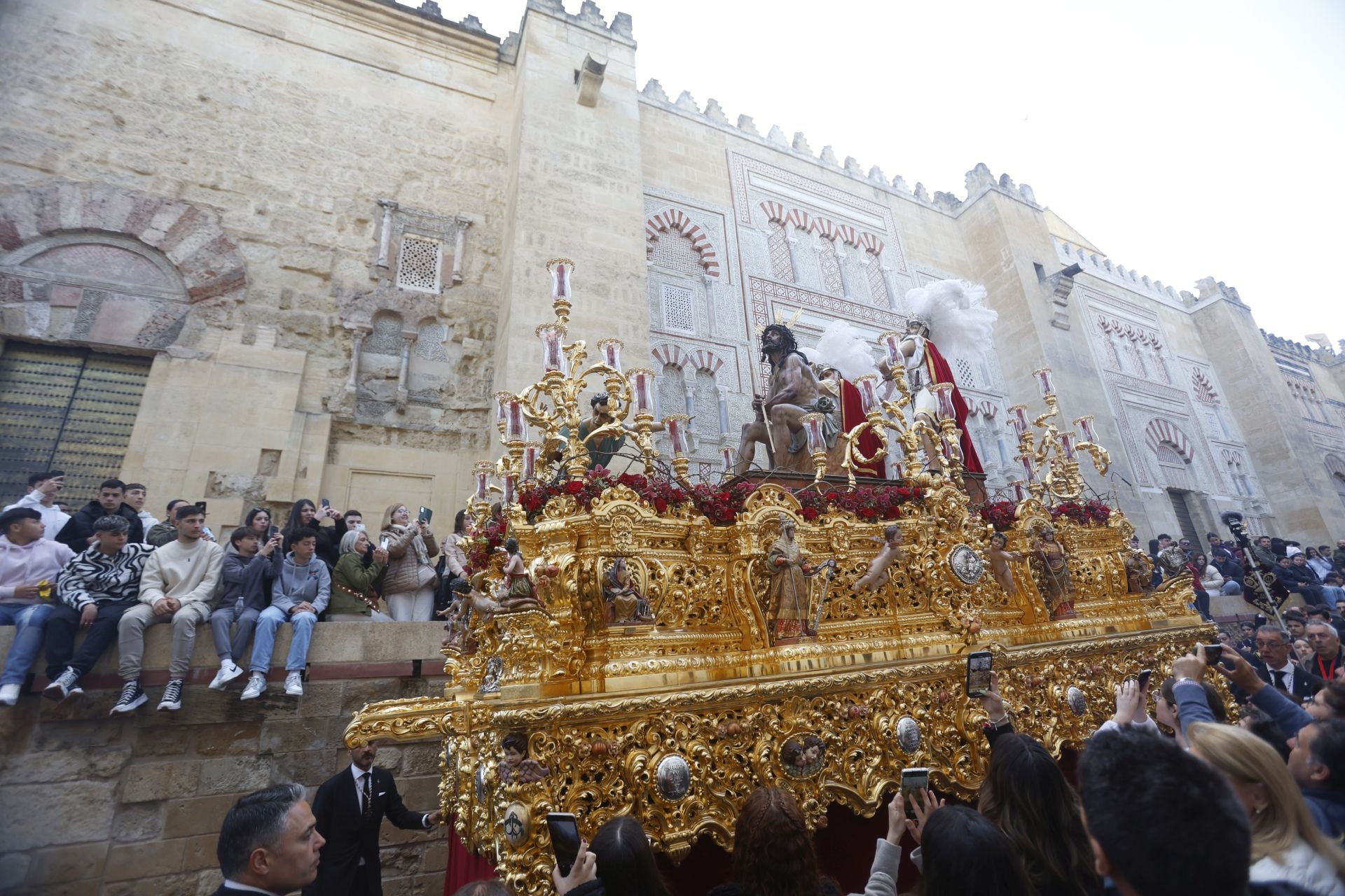 Las imágenes del regreso de la Merced el Sábado Santo de Córdoba, en imágenes