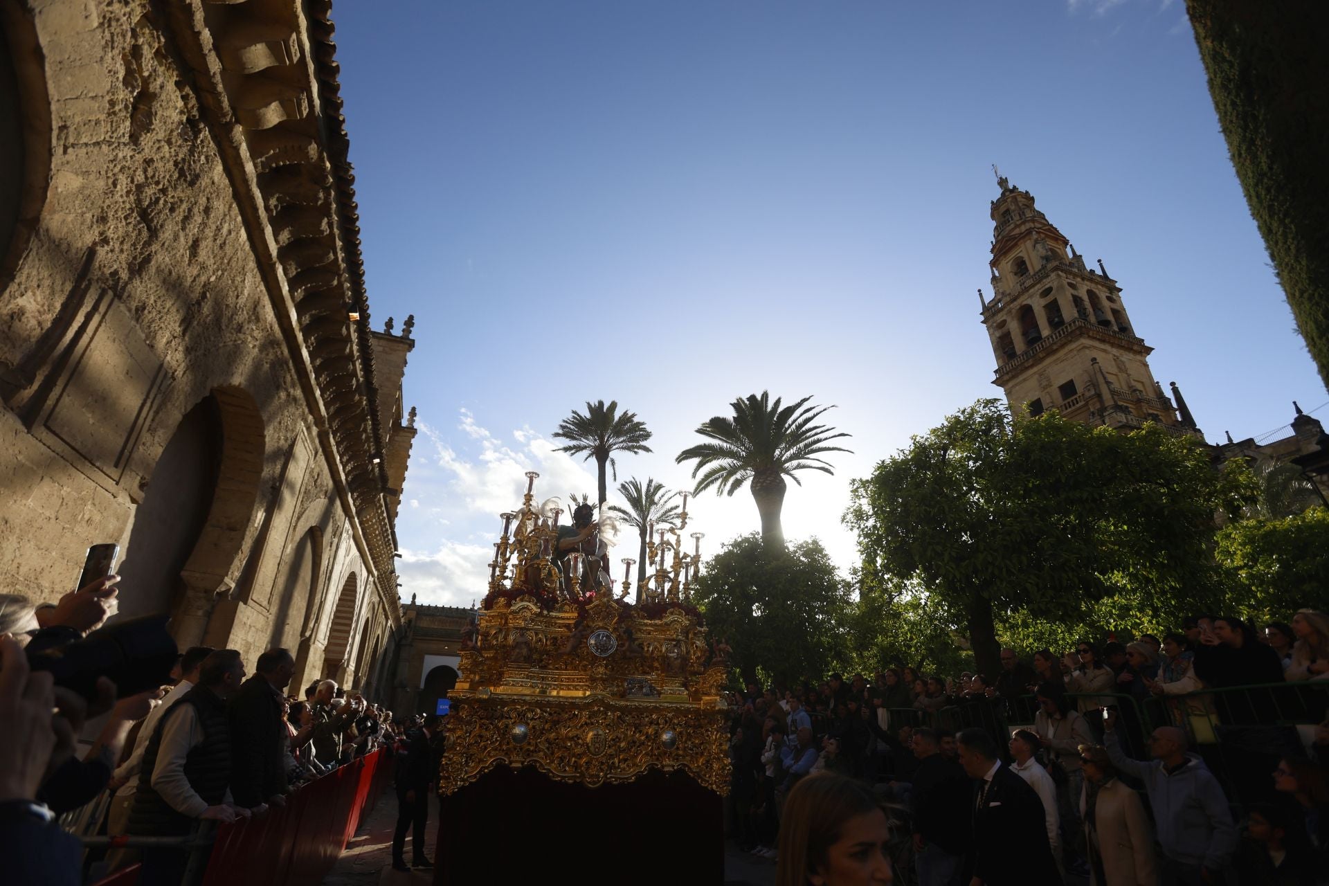 Las imágenes del regreso de la Merced el Sábado Santo de Córdoba, en imágenes