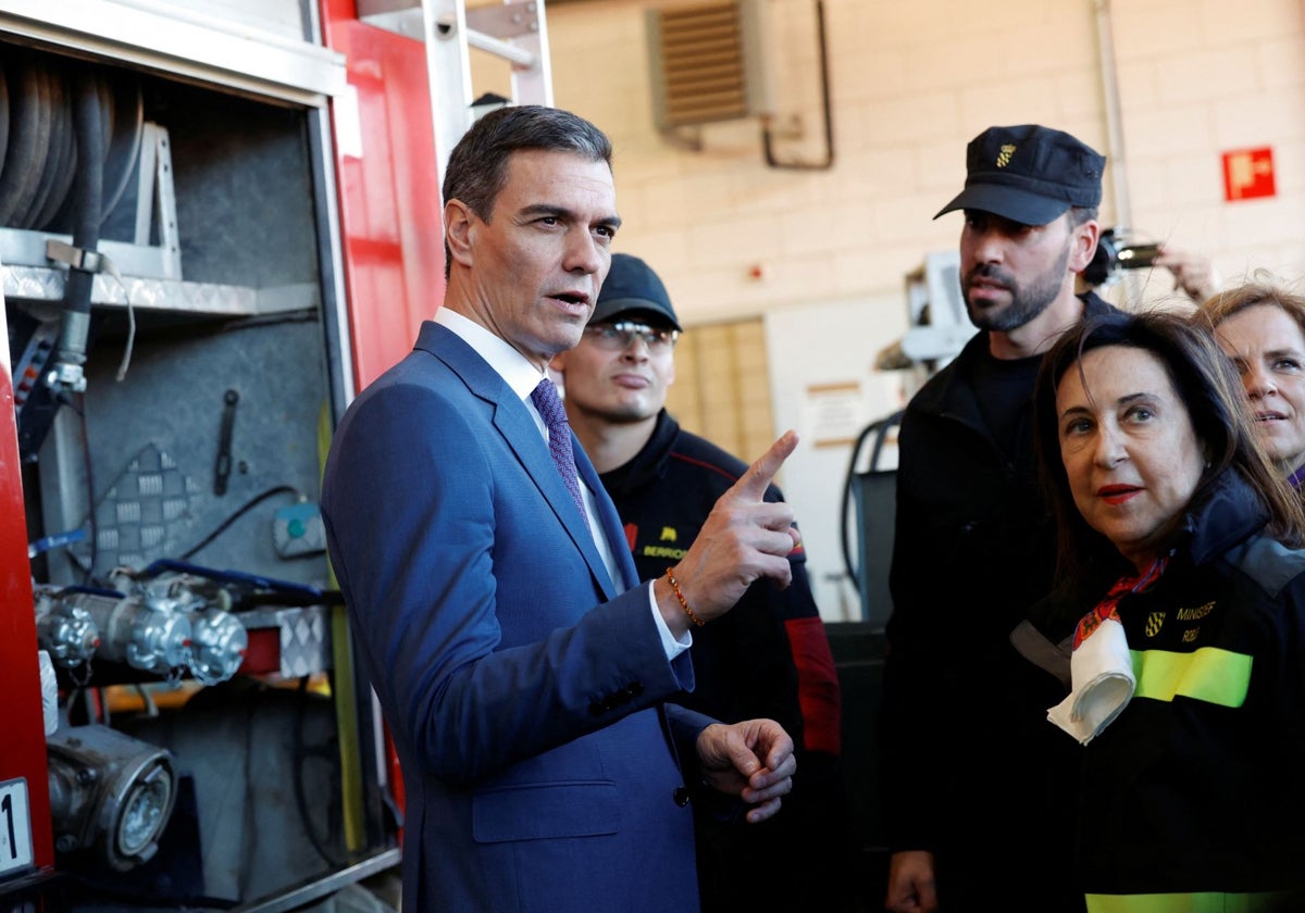 Pedro Sánchez y Margarita Robles en uno de los centros de coordinación de la dana en Bétera (Valencia)