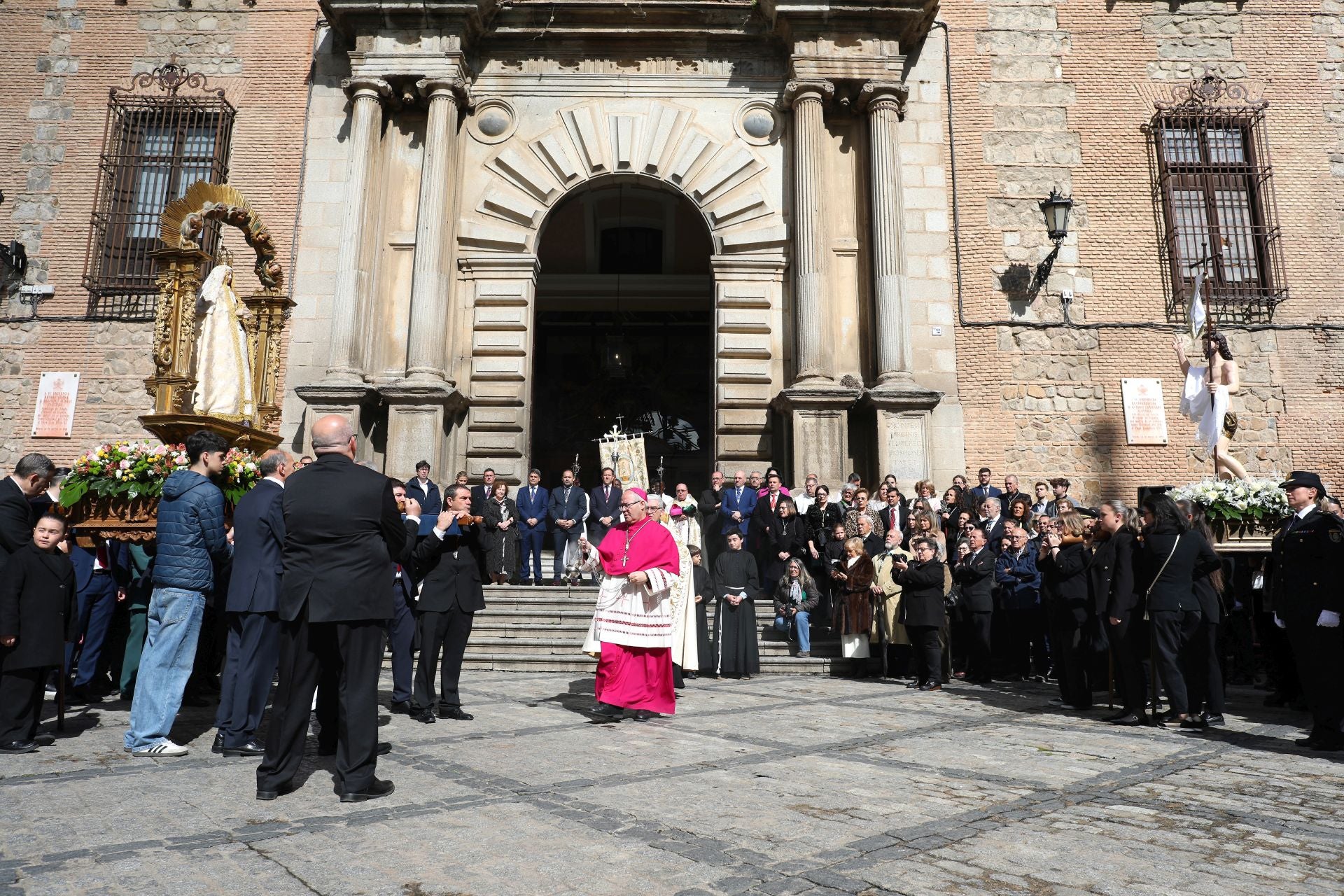 En imágenes, la procesión del Encuentro entre Jesús Resucitado y la Virgen de la Alegría