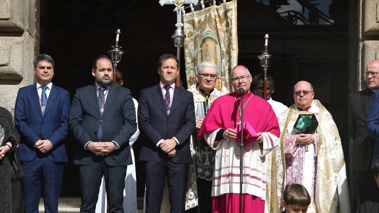 El alcalde de Toledo, Carlos Velázquez, el presidente del PP de Castilla-La Mancha, Paco Núñez, y el concejal de Hacienda, Juan José Alcalde , junto al arzobispo de Toledo, Francisco Cerro