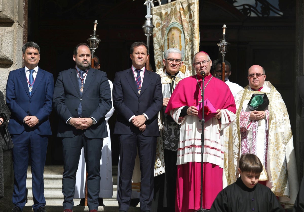 El arzobispo de Toledo, Francisco Cerro, acompañado por autoridades políticas, durante su alocución en la plaza del Ayuntamiento