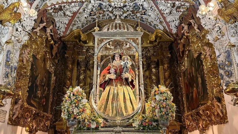 Las andas dispuestas en el barroco camarín del Santuario del Campo de Aras