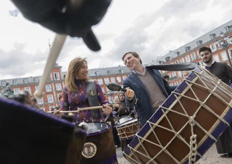 Imagen secundaria 1 - La tamborrada hace vibrar la Plaza Mayor para celebrar la Pascua madrileña
