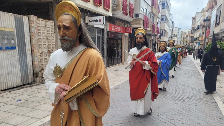 La Corporación de 'Los Apóstoles', en su procesionar en Puente Genil este Domingo de Resurrección