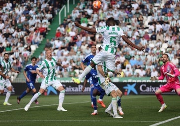 Marvel cabecea un balón en el área para buscar el primer gol del encuentro